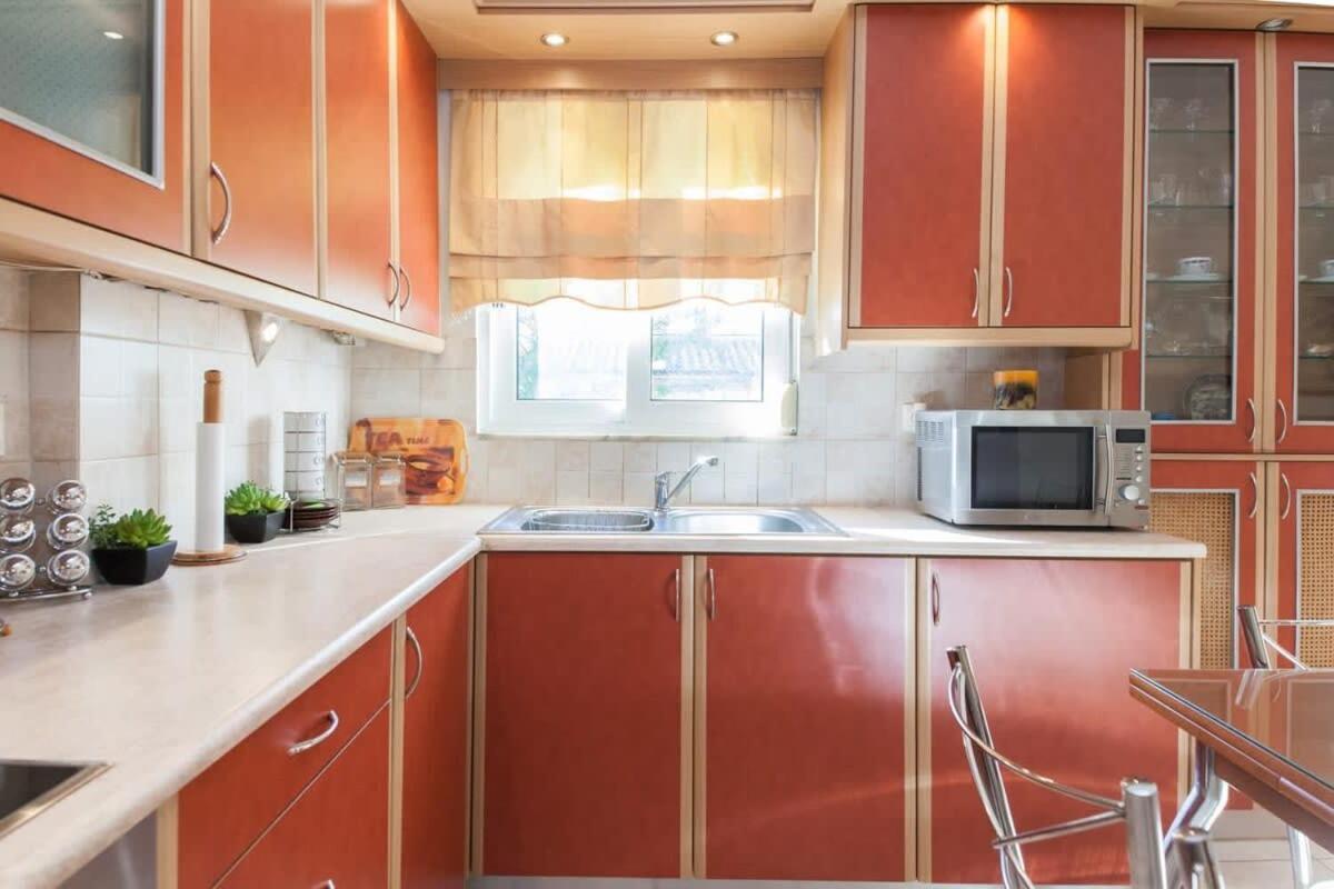 Scenic Balcony Apt In Vibrant Petralona Atenas Exterior foto